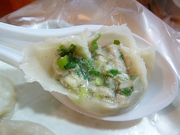 饒河夜市：[饒河街 美食] 宜蘭正常小籠包，現包美味到饒河街開分店了