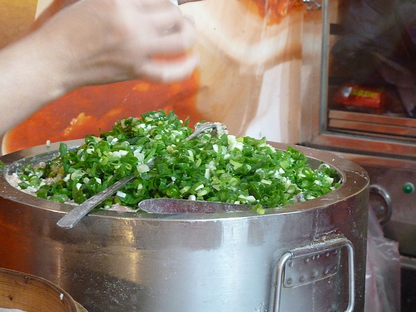 饒河夜市：[饒河街 美食] 宜蘭正常小籠包，現包美味到饒河街開分店了