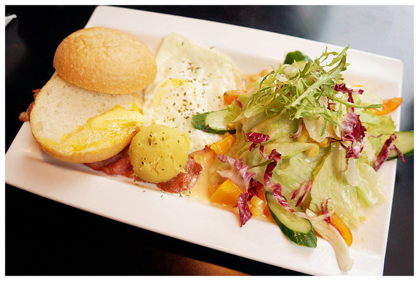 咖啡因館CAFE DE CEFFEINE:永安市場站♬四號公園旁品咖啡、吃好料,高級私房料理煙燻烤鴨胸平價享用! 咖啡因館