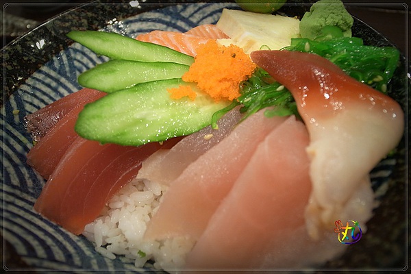 千壽司日本料理(板橋店)：新北。板橋║ 迷你食記文♦ 千壽司 物超所值的平價生魚片蓋飯