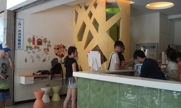 2in1冰淇淋專賣店：2 in 1冰淇淋專賣店~沒良心的我愛上了有良心的店