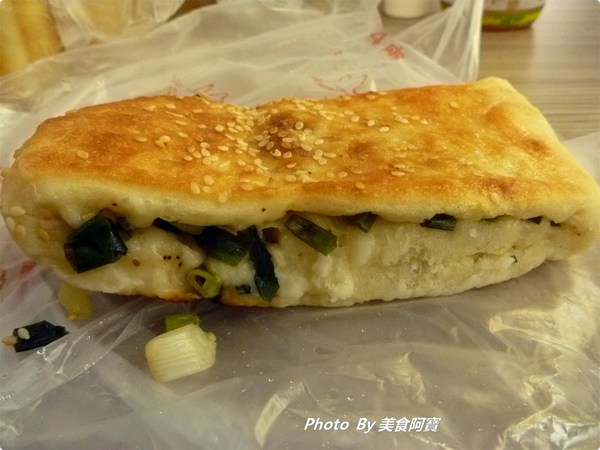 雙連市場香蔥花捲：【台北市】雙連市場爆多蔥花餡花捲「雙連香蔥花捲」