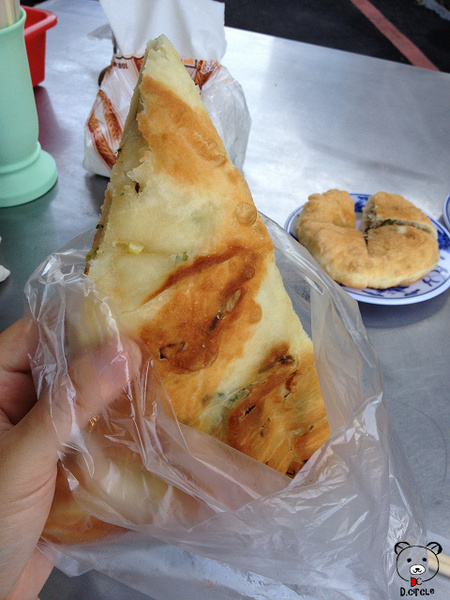 長弘早點:宜蘭●市區-長弘早點~蔥香四溢的厚切蔥油餅+皮Q餡滿的水煎包!!