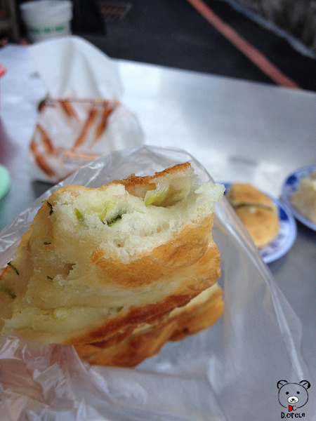 長弘早點:宜蘭●市區-長弘早點~蔥香四溢的厚切蔥油餅+皮Q餡滿的水煎包!!