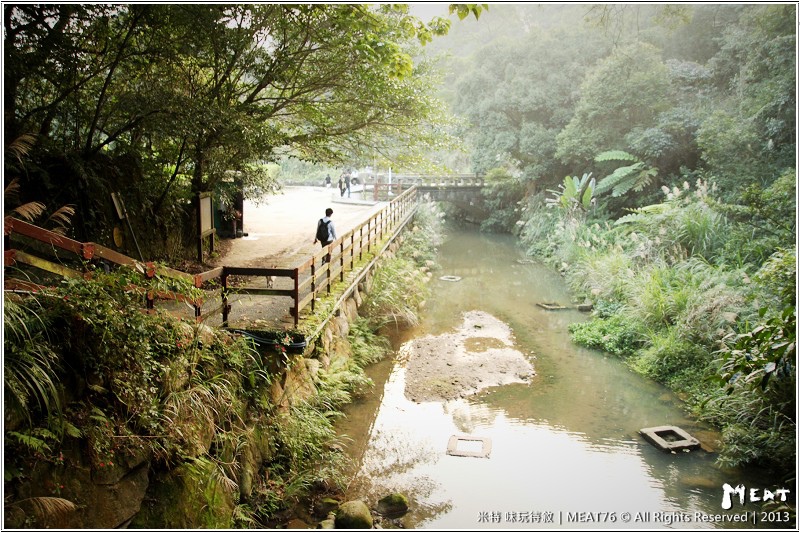 米特,味玩待敘部落格 © MEAT76|2013-02-14【台北 內湖 景點】捷運站旅遊玩樂遊記|大溝溪圓覺瀑布|茂密樹蔭竄涼意,平緩好走的綠色瀑布步道。(捷運大湖公園站)003.jpg