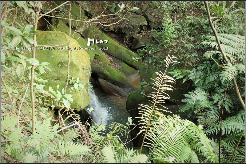 米特,味玩待敘部落格 © MEAT76|2013-02-14【台北 內湖 景點】捷運站旅遊玩樂遊記|大溝溪圓覺瀑布|茂密樹蔭竄涼意,平緩好走的綠色瀑布步道。(捷運大湖公園站)005.jpg