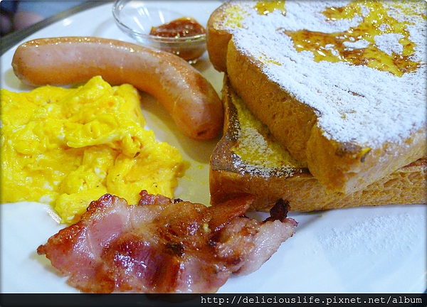 白腸雙拼炒蛋布丁吐司近拍