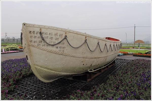 2013新社花海「花間 漫遊 樂悠遊」：2013新社花海✪搶先看✪少年pi的原版獨木舟太酷了~102.11.06