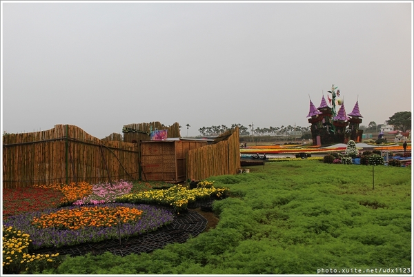 2013新社花海「花間 漫遊 樂悠遊」：2013新社花海✪搶先看✪少年pi的原版獨木舟太酷了~102.11.06