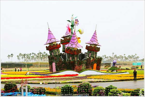 2013新社花海「花間 漫遊 樂悠遊」：2013新社花海✪搶先看✪少年pi的原版獨木舟太酷了~102.11.06