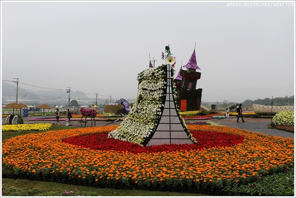 2013新社花海「花間 漫遊 樂悠遊」：2013新社花海✪搶先看✪少年pi的原版獨木舟太酷了~102.11.06