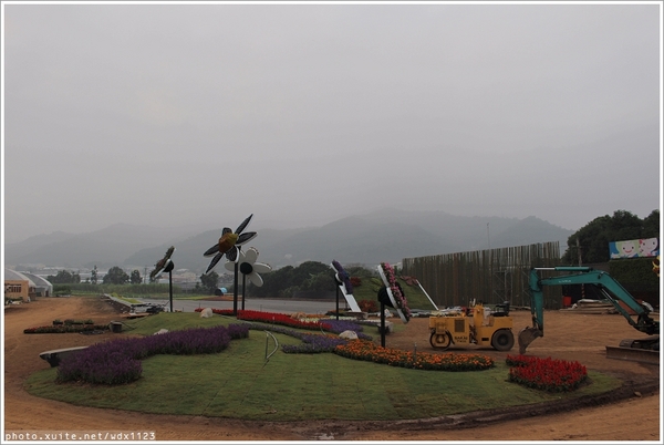 2013新社花海「花間 漫遊 樂悠遊」：2013新社花海✪搶先看✪少年pi的原版獨木舟太酷了~102.11.06