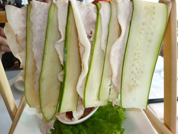 鳥窩窩私房菜(名統百貨店)：蒜泥白肉也能當衣架曬---鳥窩窩私房菜名統百貨店