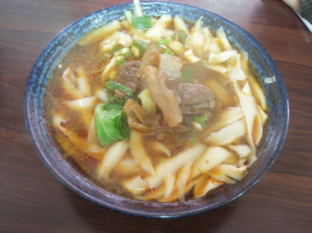 大方蘭州拉麵館：蘭州刀削半筋半肉拉麵我最愛