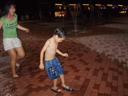 2009世運會主場館(The Main Stadium for 2009 World Games)：高雄世運館前噴水池>幼兒的樂園