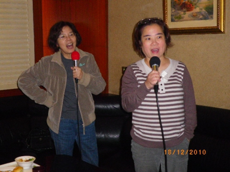 錢櫃KTV(桃園中華店):老中青K歌歡唱笑開懷