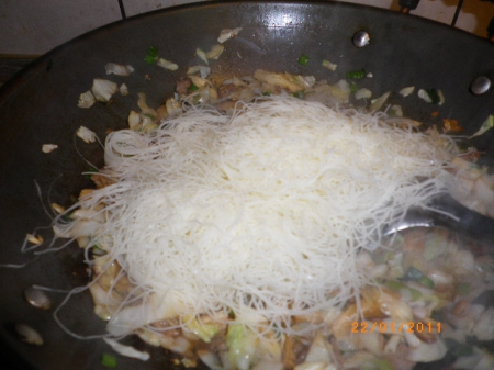 龍口新竹米粉：蒜苗炒米粉～香味無比