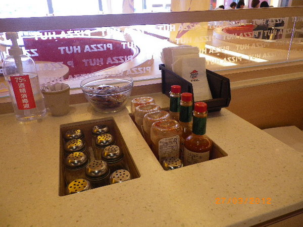 Pizza Hut 必勝客 歡樂吧(中壢中山店):『Pizza吃到飽!必勝客歡樂吧日本季』-幫丫頭餞行的好地方