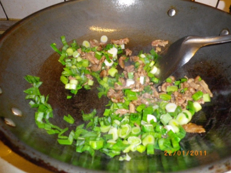 龍口新竹米粉：蒜苗炒米粉～香味無比