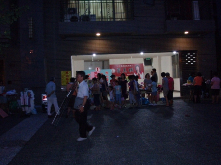 中聖里{跳蚤市場}：跳蚤市場[地方選舉競選總部義賣盆栽]