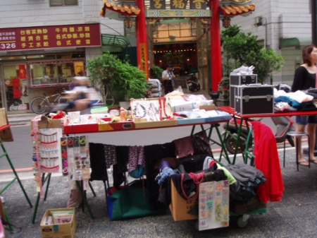 中聖里{跳蚤市場}：跳蚤市場[地方選舉競選總部義賣盆栽]