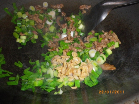 龍口新竹米粉：蒜苗炒米粉～香味無比