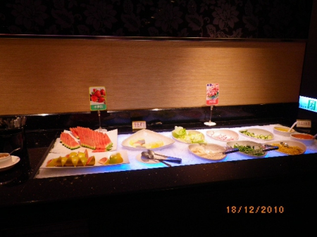 錢櫃KTV(桃園中華店):老中青K歌歡唱笑開懷