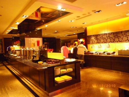 錢櫃KTV(桃園中華店):老中青K歌歡唱笑開懷