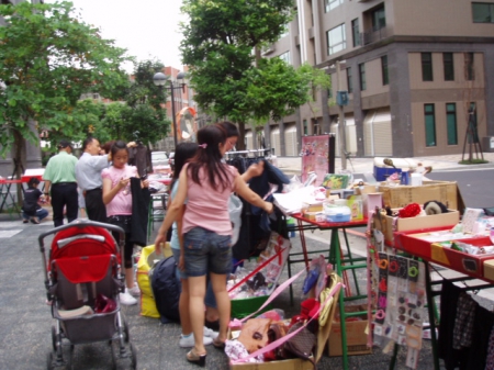 中聖里{跳蚤市場}：跳蚤市場[地方選舉競選總部義賣盆栽]