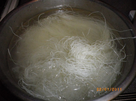 龍口新竹米粉：蒜苗炒米粉～香味無比