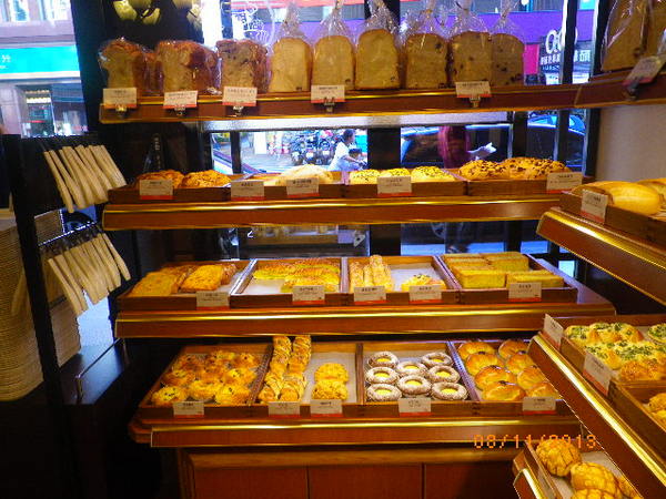 聖娜多堡 幸福烘焙麵包店(中壢中山門市): 聖娜多堡麵包坊(中壢中山門市) ˙好康優惠活動進行中