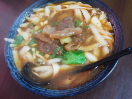 大方蘭州拉麵館：蘭州刀削半筋半肉拉麵我最愛