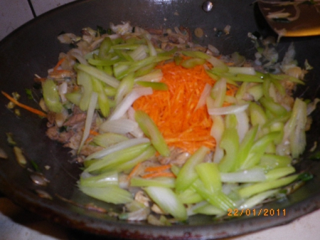 龍口新竹米粉：蒜苗炒米粉～香味無比