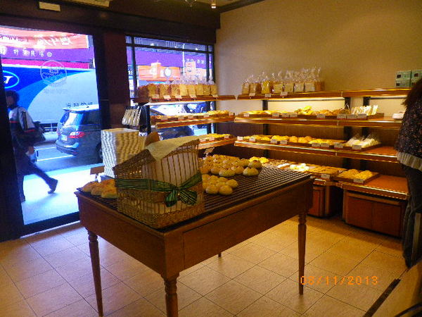 聖娜多堡 幸福烘焙麵包店(中壢中山門市): 聖娜多堡麵包坊(中壢中山門市) ˙好康優惠活動進行中