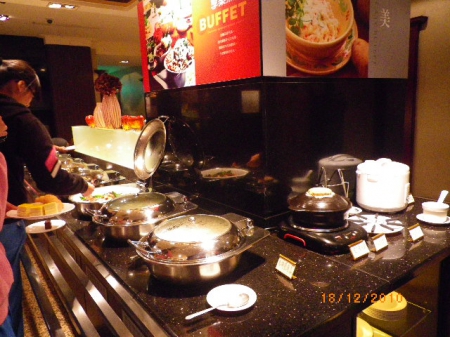 錢櫃KTV(桃園中華店):老中青K歌歡唱笑開懷