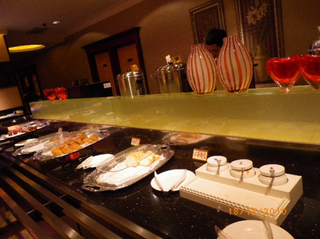 錢櫃KTV(桃園中華店):老中青K歌歡唱笑開懷