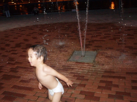 2009世運會主場館(The Main Stadium for 2009 World Games)：高雄世運館前噴水池>幼兒的樂園