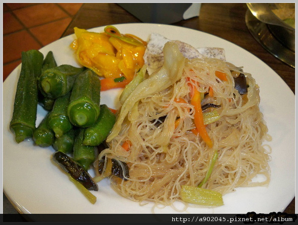 秋葵、炒米粉、炸芋頭