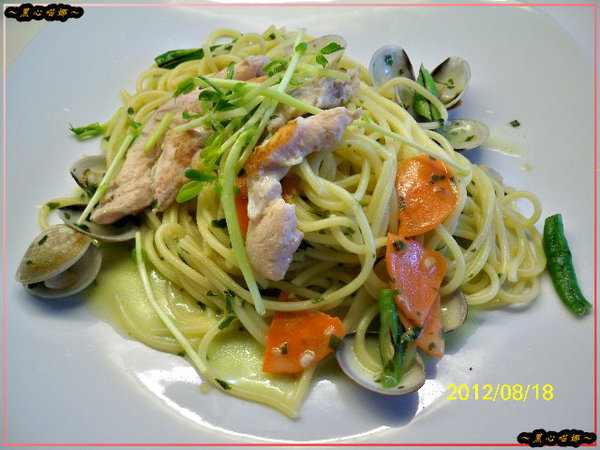 嫩煎雞胸+清炒蛤蠣蘿勒義大利麵