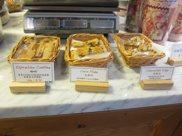 詩特莉(中壢店)：燈光美氣氛佳，服務親切的【Aunt Stella's Handmade cookies and cake詩特莉】桃園，中壢Sogo