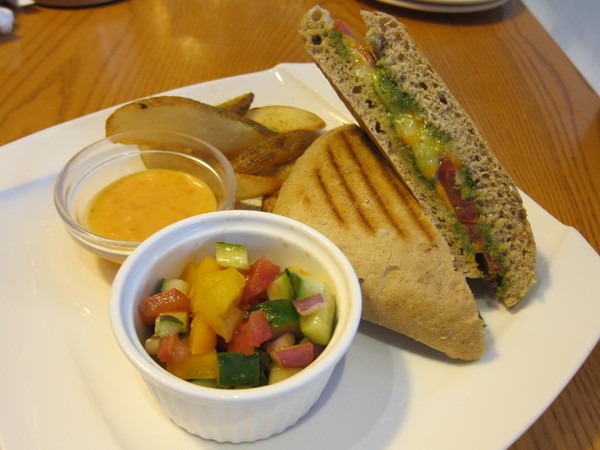 詩特莉(中壢店)：燈光美氣氛佳，服務親切的【Aunt Stella's Handmade cookies and cake詩特莉】桃園，中壢Sogo