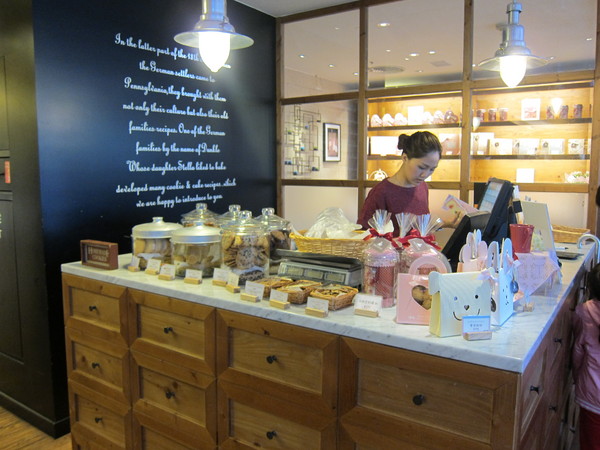 詩特莉(中壢店)：燈光美氣氛佳，服務親切的【Aunt Stella's Handmade cookies and cake詩特莉】桃園，中壢Sogo