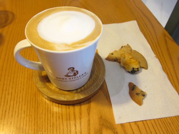 詩特莉(中壢店)：燈光美氣氛佳，服務親切的【Aunt Stella's Handmade cookies and cake詩特莉】桃園，中壢Sogo