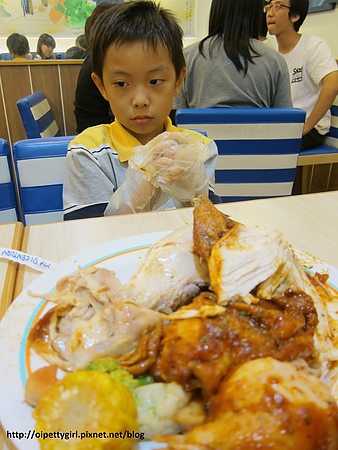 21世紀風味館/台南西門三越:『21世紀風味館』之小2魔吃惡魔烤雞,嘿嘿嘿!【愛評陸拾陸卷】