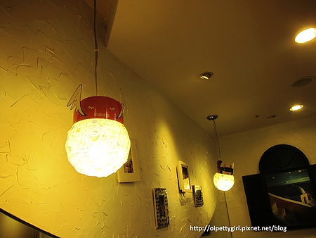 21世紀風味館/台南西門三越:『21世紀風味館』之小2魔吃惡魔烤雞,嘿嘿嘿!【愛評陸拾陸卷】