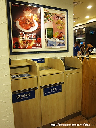 21世紀風味館/台南西門三越:『21世紀風味館』之小2魔吃惡魔烤雞,嘿嘿嘿!【愛評陸拾陸卷】