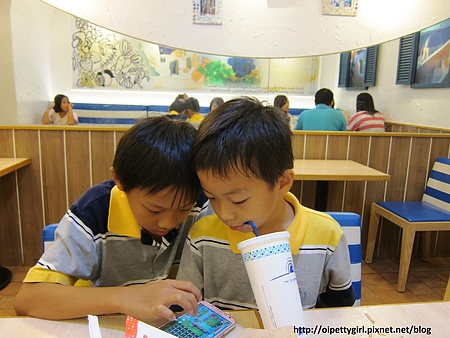 21世紀風味館/台南西門三越:『21世紀風味館』之小2魔吃惡魔烤雞,嘿嘿嘿!【愛評陸拾陸卷】