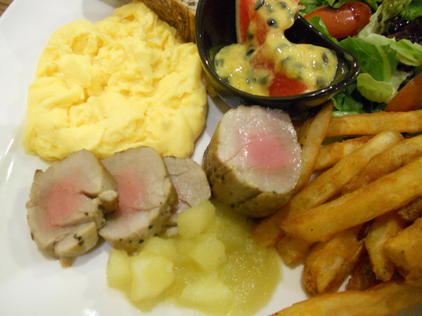 What's burger：＜口碑券＞【一中商圈】What's burger　菠蘿麵包漢堡　特別又好吃！