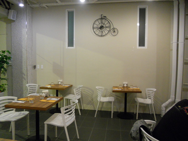 What's burger：＜口碑券＞【一中商圈】What's burger　菠蘿麵包漢堡　特別又好吃！