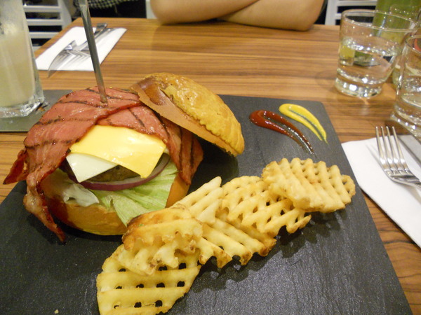 What's burger：＜口碑券＞【一中商圈】What's burger　菠蘿麵包漢堡　特別又好吃！